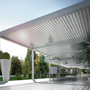 Pergola bioclimatica Bioshade addossata , struttura in alluminio con lamelle orientabili per regolare luce e ventilazione.
