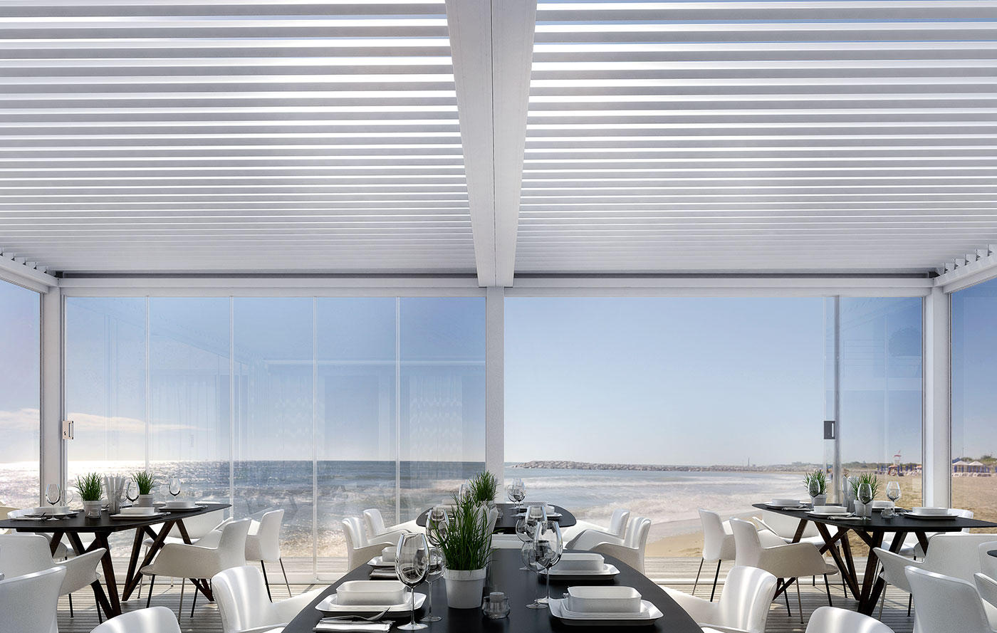 Pergola bioclimatica Bioshade, addossata con vetrate per ristorante, hotel