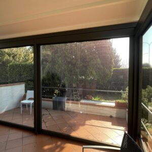 Tenda verticale Levante con sistema zip antivento. Perfetta per chiudere pergole bioclimatiche e verande, offre protezione e comfort tutto l’anno. Struttura in alluminio verniciato, 100% Made in Italy.