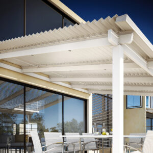 Pergola bioclimatica Eclissi addossata inclinata con lame orientabili in alluminio